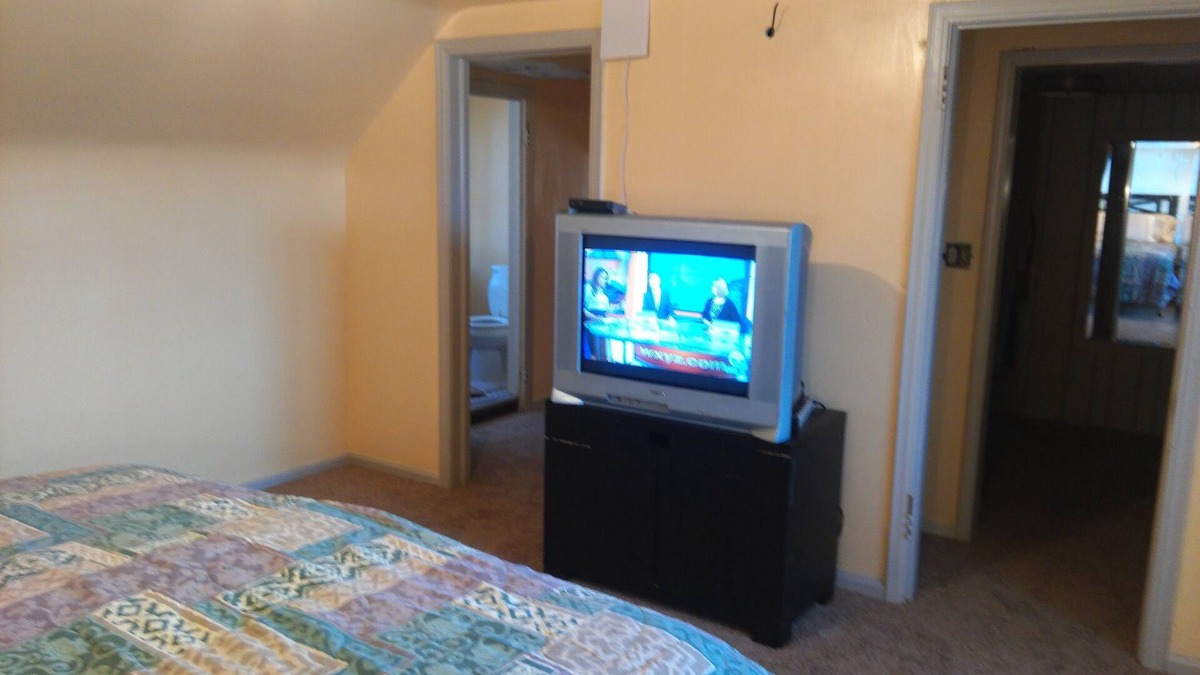 Detroit House | ONLY 6 MILES SOUTH of DOWNTOWN DETROIT!