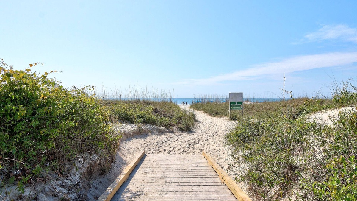 Hilton Head Condo | Only 99 Dollars! Fall Getaway Special! Cozy 1BR steps from beach