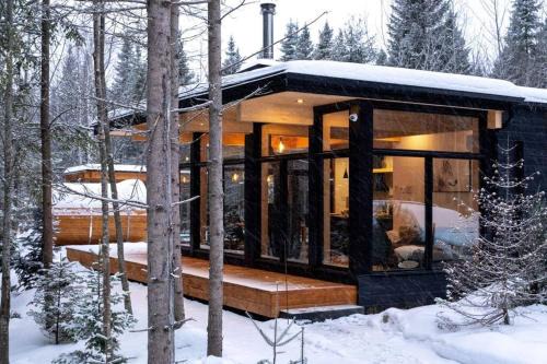 Petite-Riviere-Saint-Francois Ski Chalet | ONNEA - Magical Chalet with Stunning Views, Sauna & Hot Tub
