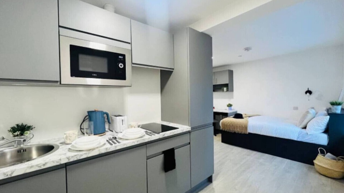 Old Trafford Apartment | OnPoint Apartments - Convenient Studio Apartment - Old Trafford!