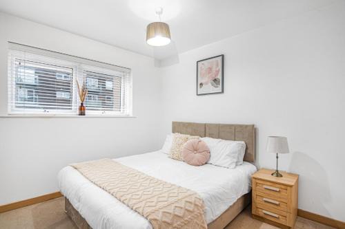 Basildon Apartment | OnSiteStays - 2 Bed, 2 Bathroom, WiFi and Free Underground Secure parking - 5 Mins walk to town centre