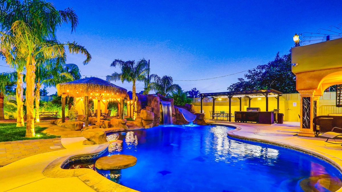 Las Vegas House | OO Urban Oasis 9BD/8BA Villa Near Vegas Strip-3.4mi