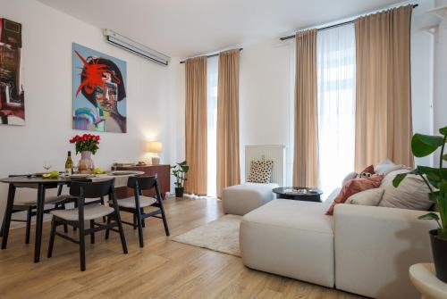 Friedrichshain Apartment | oompH Berlin 3BR Apt with Light Tones and Artwork
