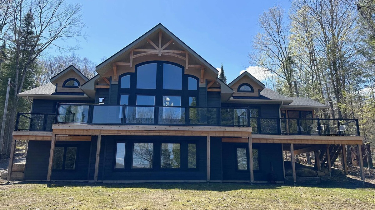 Minden Cottage | Open and airy space overlooking Horseshoe Lake