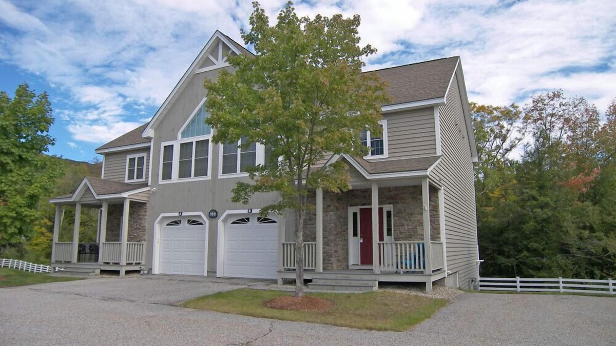 Lincoln House | Open concept, 2-level, AC/FP, wood view, deck, swim club. F132B by LRS