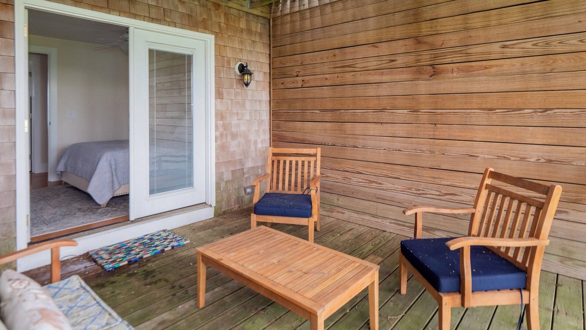 Newport House | Open Concept 6-bedroom beach house in delightful Middletown with AC, WiFi
