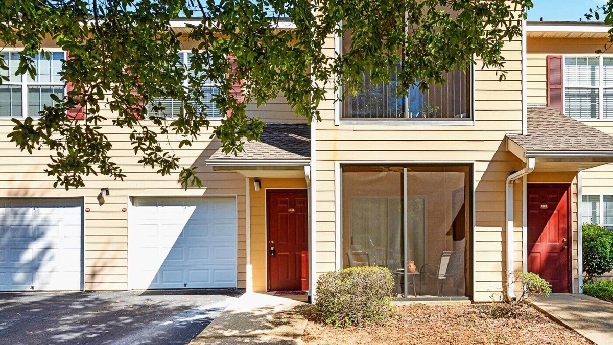 Auburn House | Open Concept AU Townhome w/Pool! Pets Welcome!