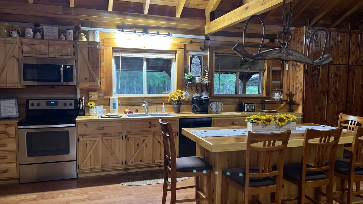 Pine Ridge Cabin | Open Concept Rental with Pool Table and Arcade