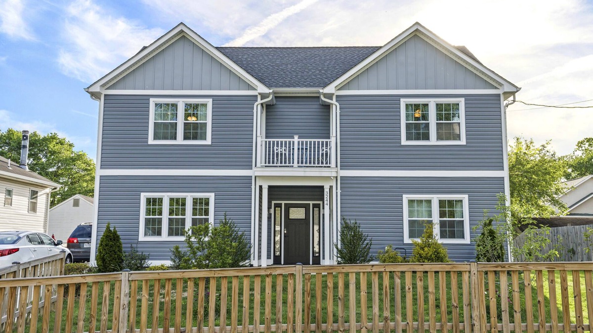 West Falls Church House | Open living to gather together w/bright & colorful, and 11 miles to DC