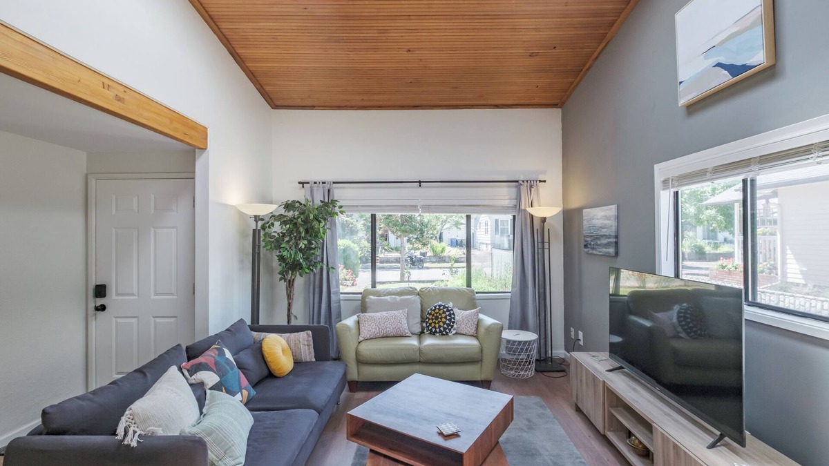 West Salem House | Open plan 3-bedroom house with AC, WiFi in charming Salem neighborhood