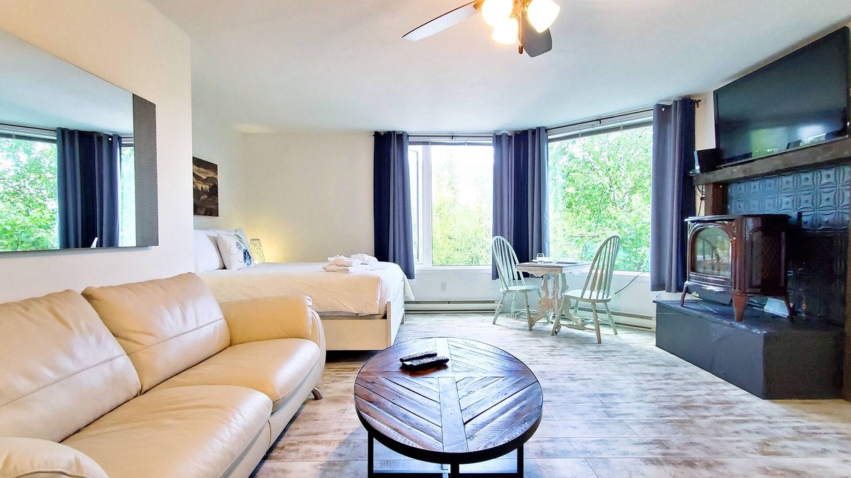 East Kootenay Condo | Open Plan Living Area 2 Q Beds Bright & Airy Portable AC