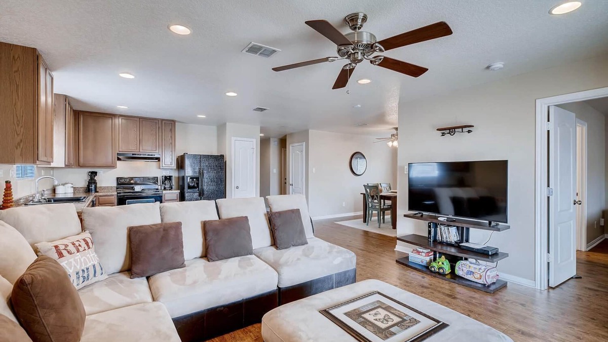 West San Antonio House | *OPEN*POOL/PARK-SEAWORLD/SIXFLAGS/Lackland/shopping *EXTREMELY CLEAN*