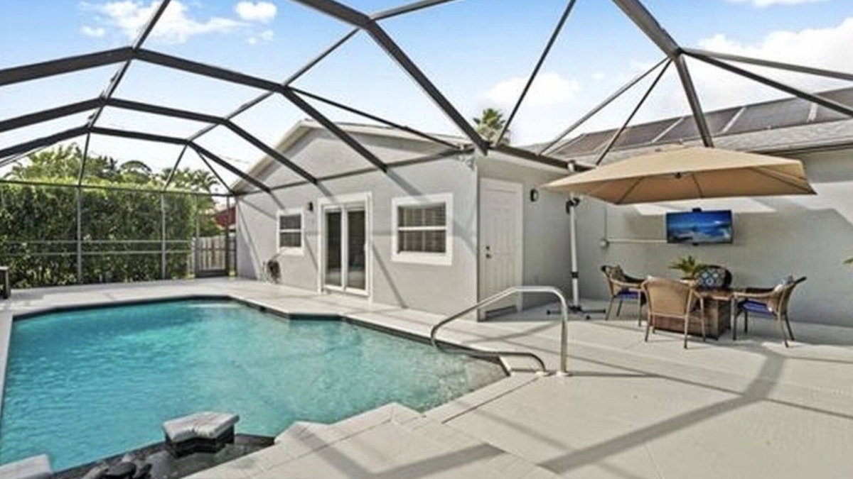 San Carlos Park House | ☀️Open, private pool home! Close to beaches, shopping, golf and baseball.