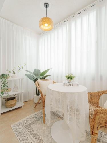 Yeonnam-dong Apartment | OPEN SALE, SONG Stay Park, Airport Railroad, Hongdae Station, Yeontral Park, 7 people, queen bed, air conditioner in each room, dryer, WiFi, foreigners only