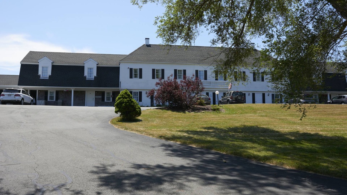 Sandwich Hotel | Open year round - Family friendly rooms - 5 minutes from beach area.
