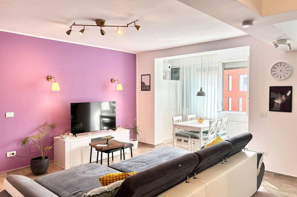 Old City Condo | Opera Lavendel. 2 Large rooms Center King-size bed