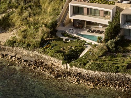 Akrotiri Villa | Opsis villas, A waterfront & architectural retreat