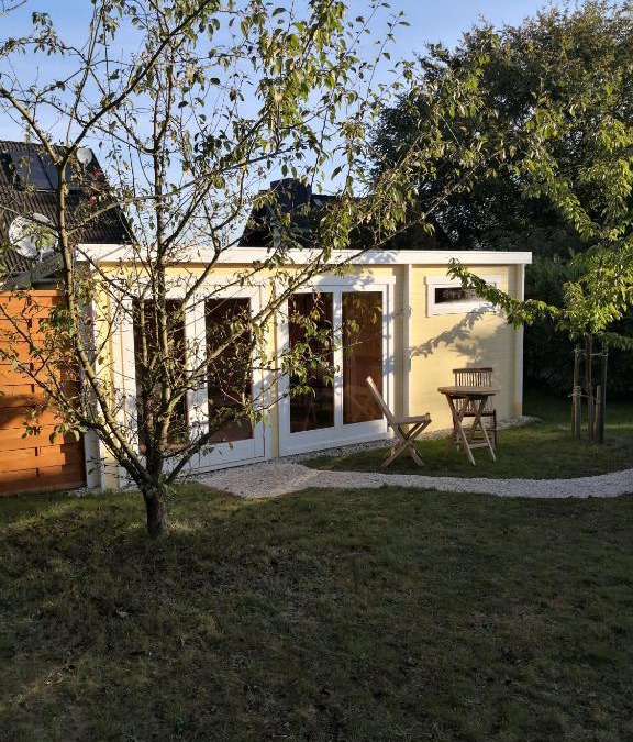 Klingberg House | Optimierter 25qm Holz Bungalow mit neuem Massivholzbett, Garten mit Grillmöglichkeit, Parkplatz, Radler Willkommen!