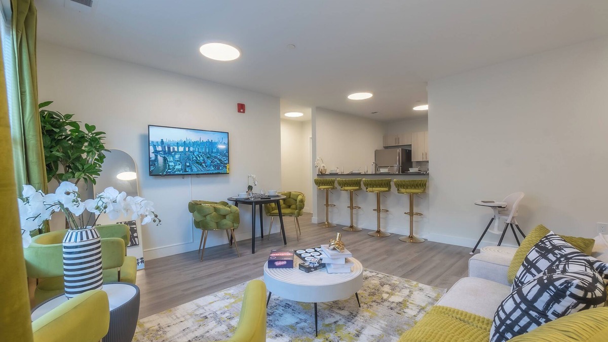 Orange Apartment | Opulence n Olive ~ 4bath, 10 beds+Park 2 cars FREE