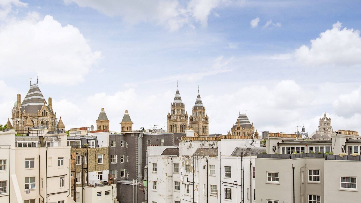 South Kensington Apartment | Opulent Penthouse Suites with Superior Finishes and Stunning Skyline Views