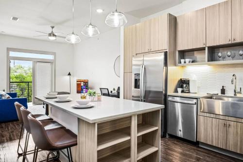 West Oak Hill Apartment | Opulent Retreat 1BR 1 Bath Pool and Golf Sim