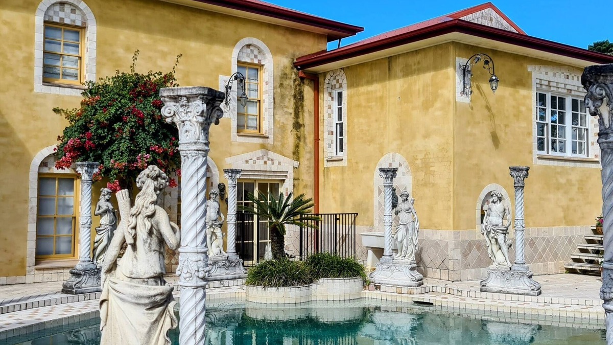 Sleepy Hollow House | Opulent Serene apartment @ Palazzo Sophia Byron panoramic seaview & sugarfields