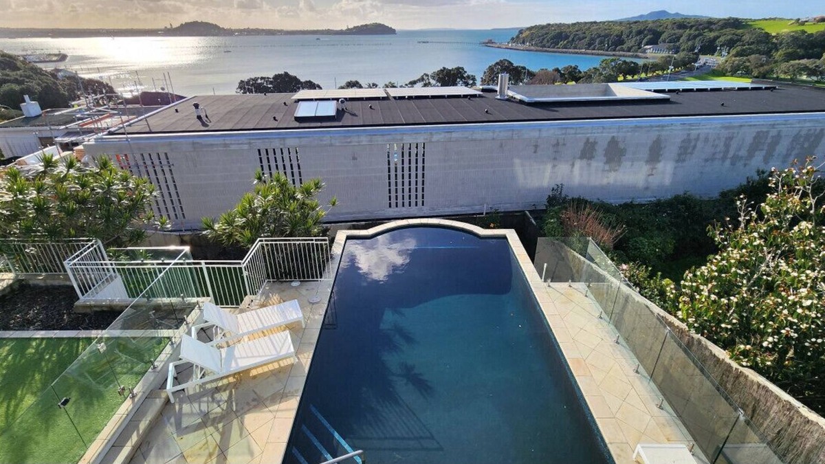 Orakei House | Orakei Grandeur Mansion with Sea Views & Pool