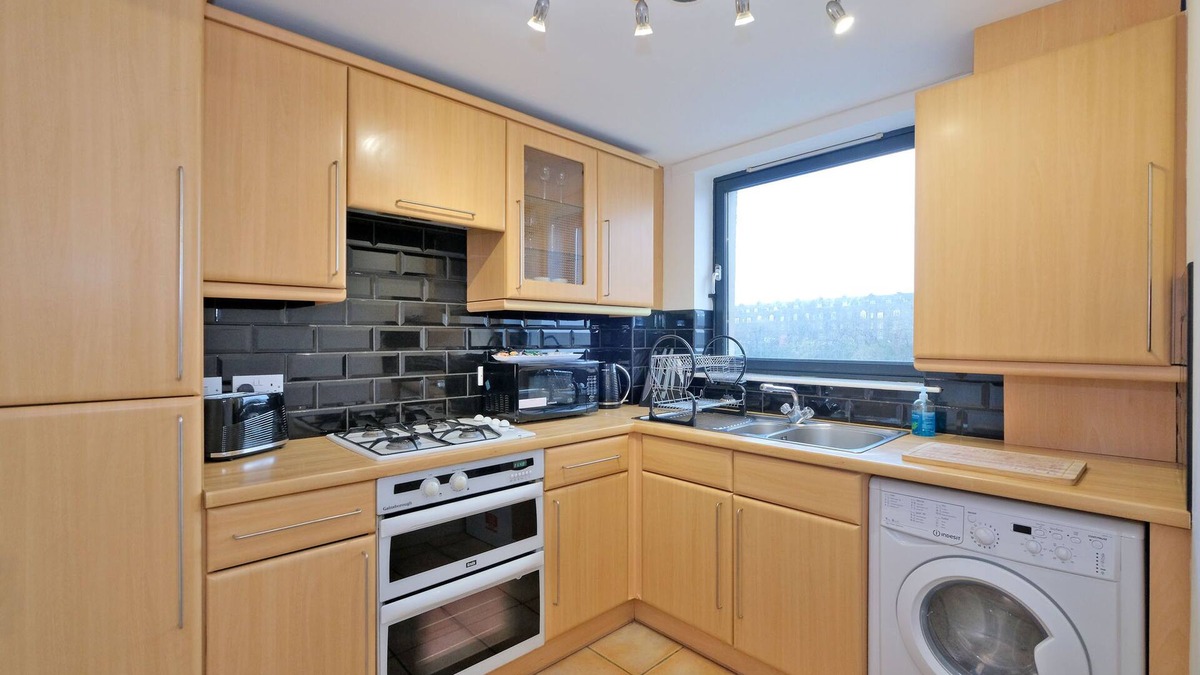Central Aberdeen Apartment | Orange Apartments City