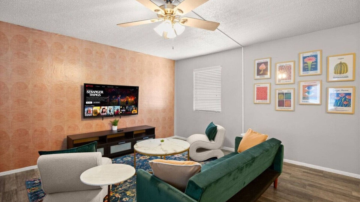 North Loop Apartment | Orange Austin Pad! Short Distance to DTX, 6th