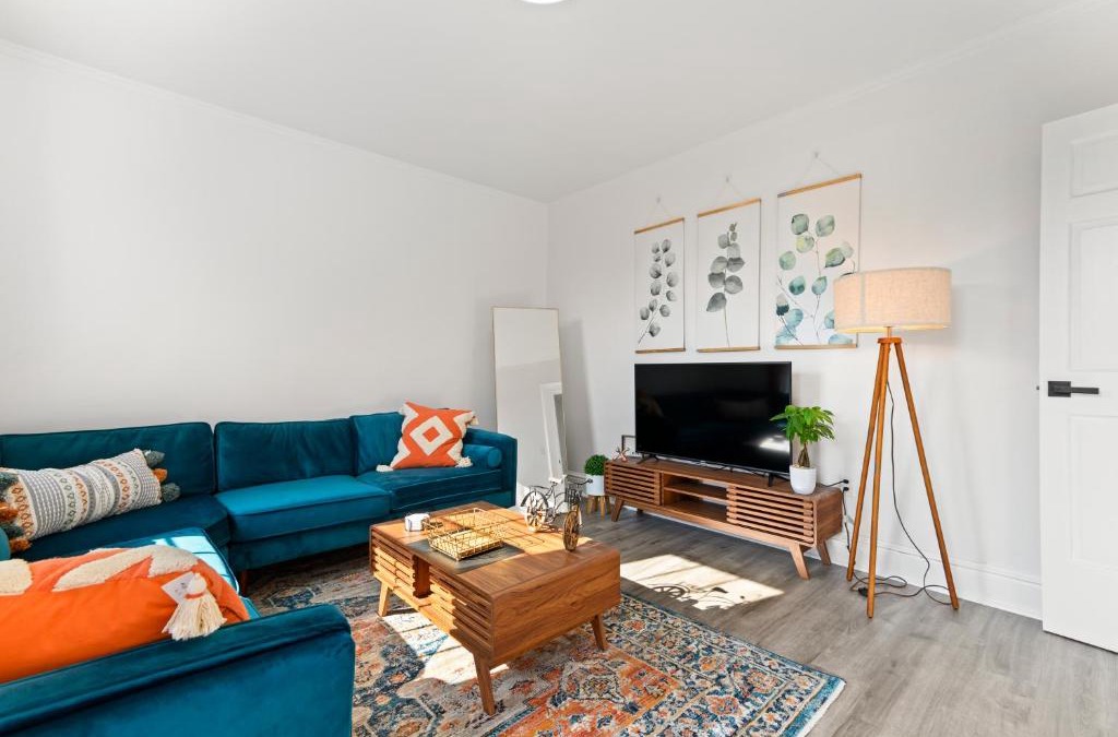 East Rock Apartment | Orange Oasis in the Heart of East Rock with FREE parking near DT and Yale