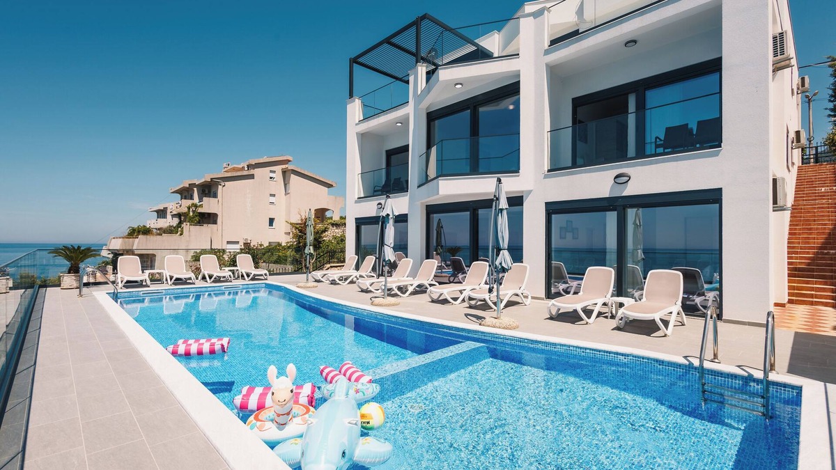 Bar Villa | Orange villa - 7-bedroom seafront villa