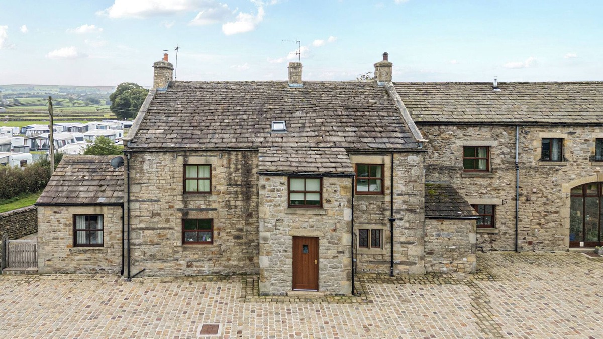 Fourstones Near Bentham Cottage | ORCABER FARMHOUSE, pet friendly, with hot tub in Austwick