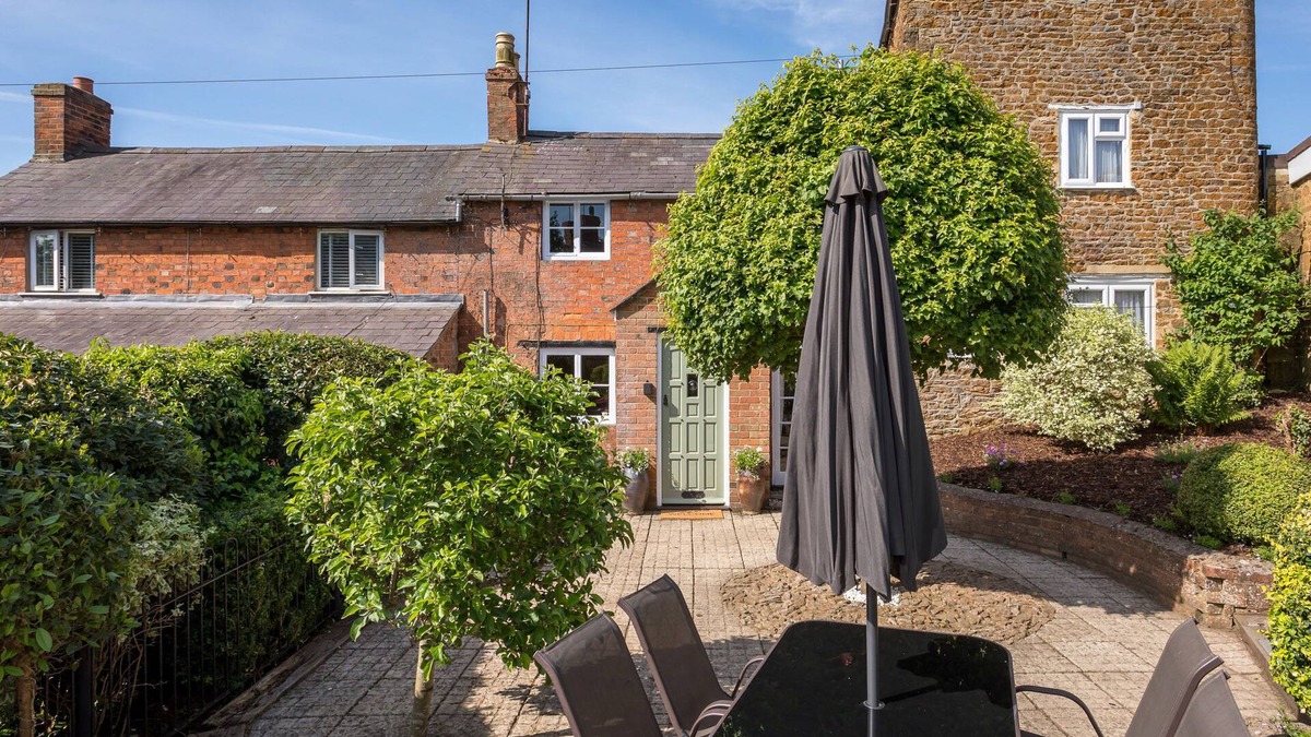 Hook Norton Cottage | ORCHARD COTTAGE, pet friendly, with a garden in Hook Norton
