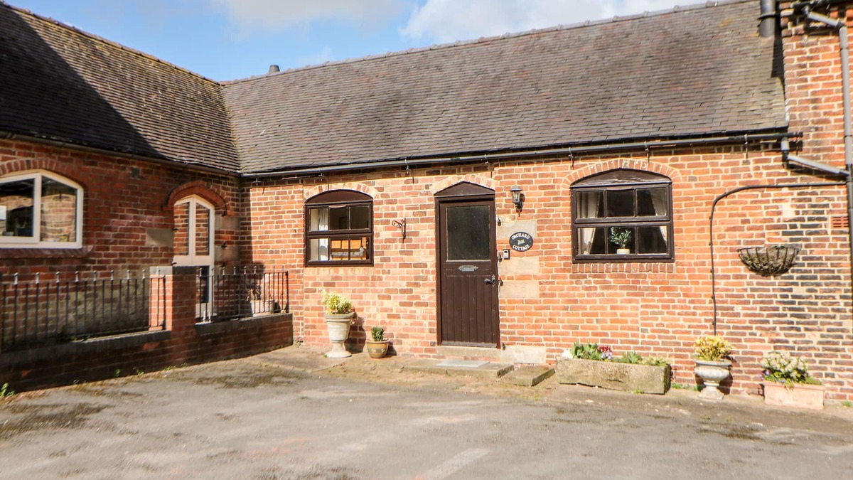 Darley Moor Cottage | ORCHARD COTTAGE, pet friendly, character holiday cottage in Edlaston