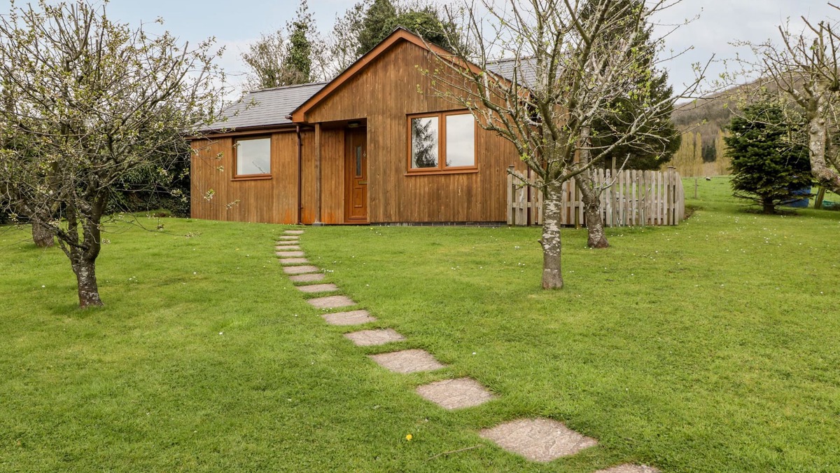 Ledbury Cottage | ORCHARD COTTAGE, pet friendly, with a garden in Ledbury