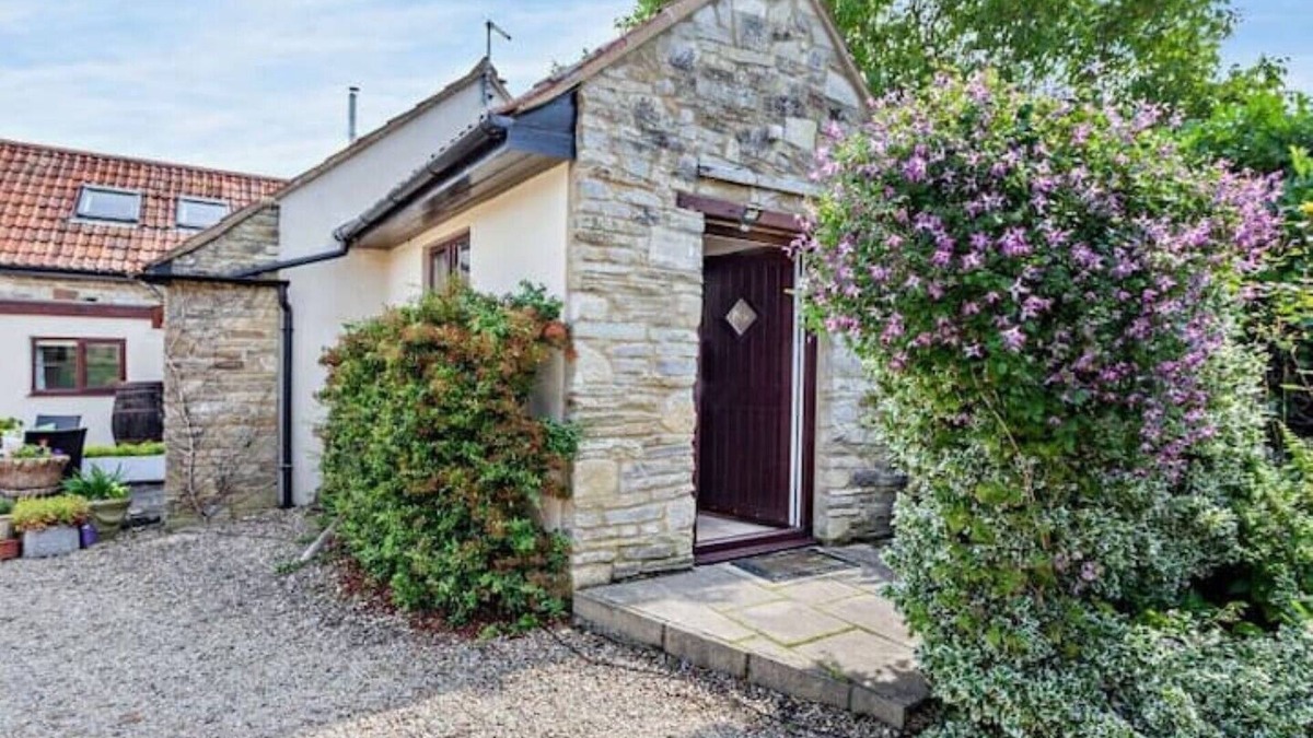Wedmore Cottage | Orchard farm -Apple store Dog friendly