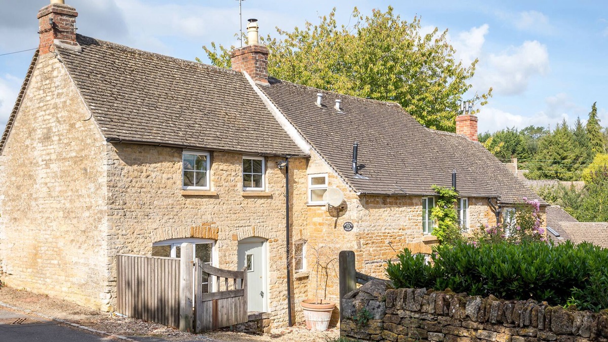 Upper Oddington Cottage | ORCHARD HOUSE, pet friendly, with open fire in Stow-On-The-Wold