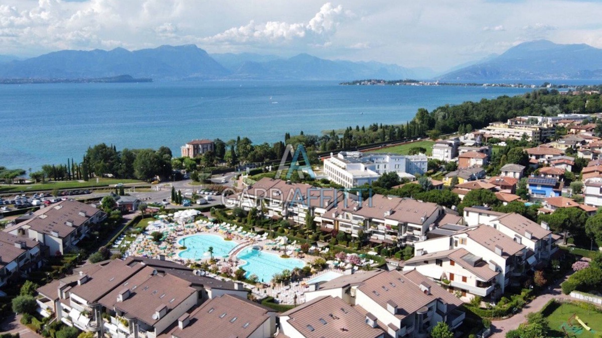 Desenzano del Garda Resort | Orchidea Apartment - three pools and a bar 200m from the Lake