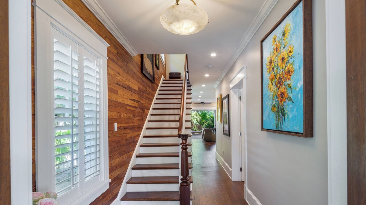 White St. Gallery House | Orchids-N-Paradise 3 En-suite Bedrooms, Cottage Fully Fenced Front Porch & Yard