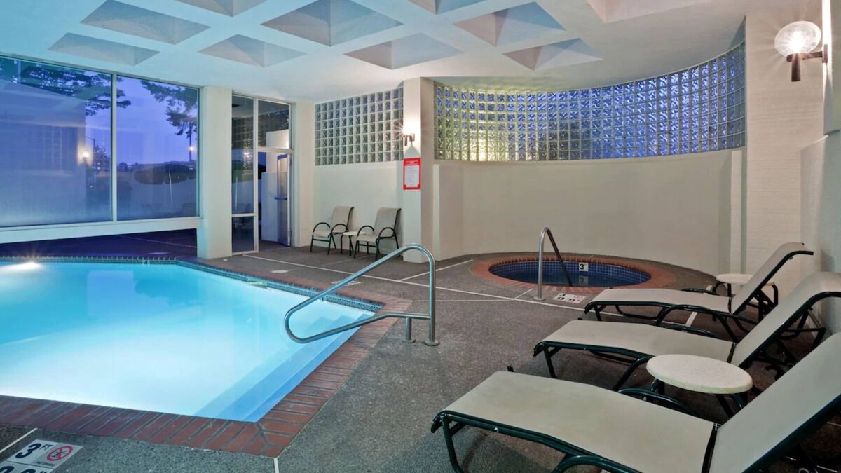 Lake Forest House | Oregon Gem! 2 Comfortable Units, Onsite Swimming Pool, Parking and Shuttle!