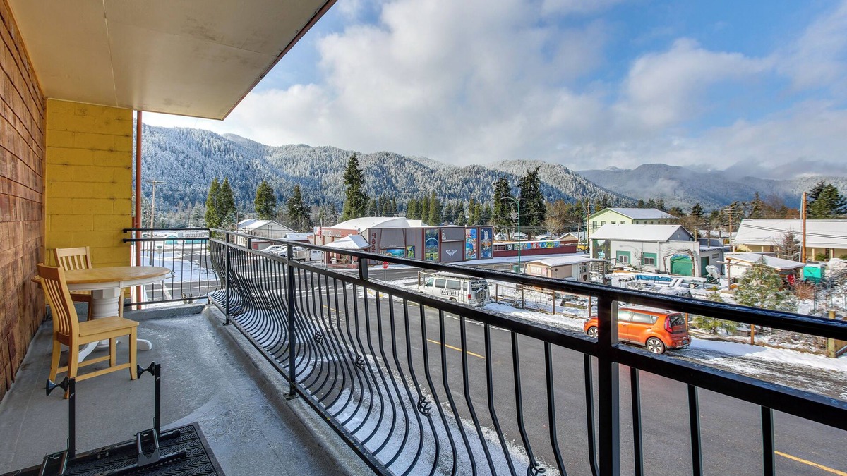 Oakridge Apartment | Oregon Getaway by Willamette National Forest!
