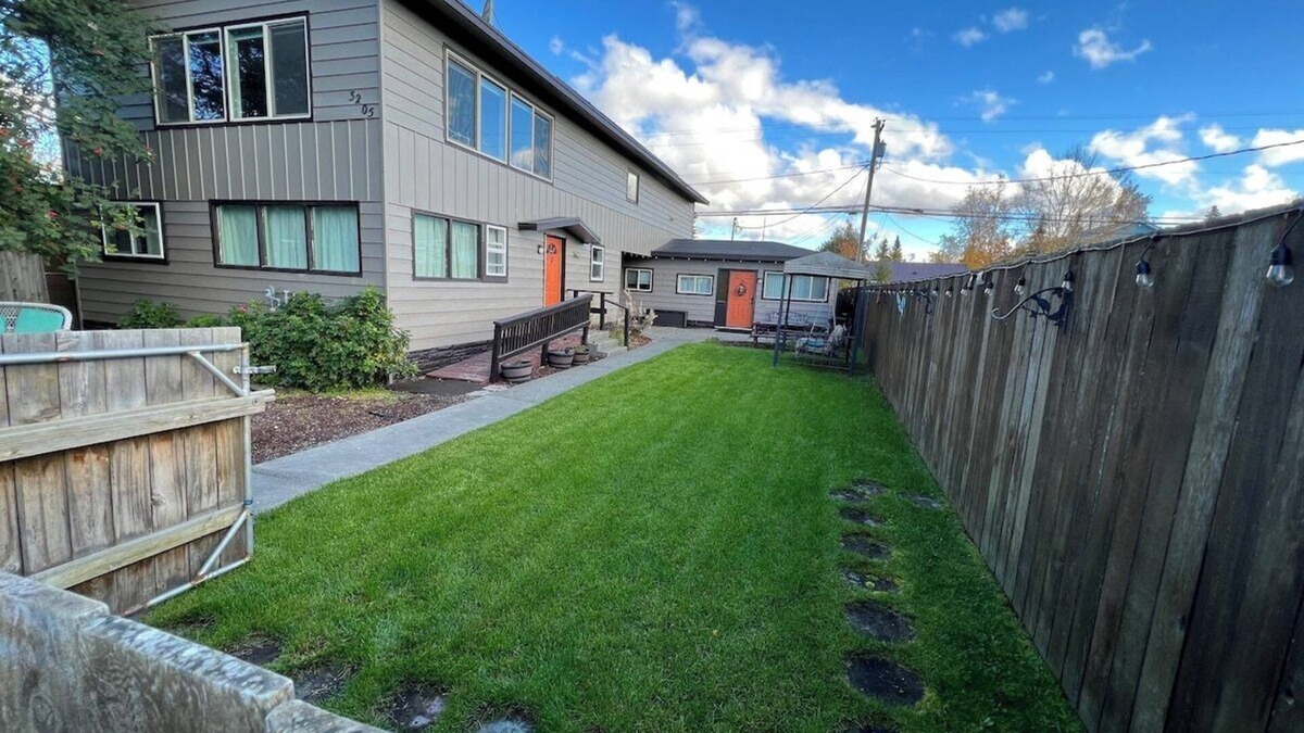 Spenard Condo | Oregon Upstairs · Huge Unit Near Airport , Fast WiFi, Parking