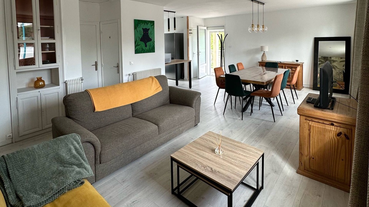 Juvigny House | Orgîte, Location de Gîte Pouvant Accueillir 8 Personnes