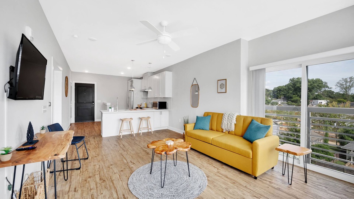 Commonwealth Apartment | Organic Modern ♥ King Bed ♥ In Plaza Midwood