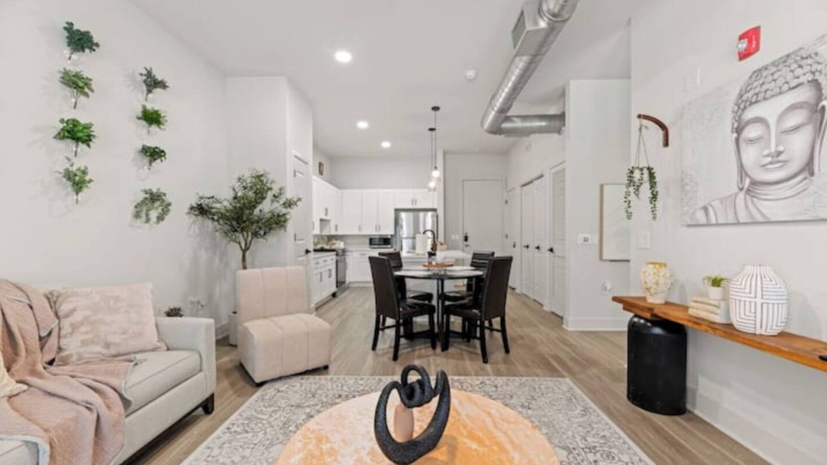 Dallas Apartment | Organic Modern Retreat 1 BR2Bed Pool & Gym