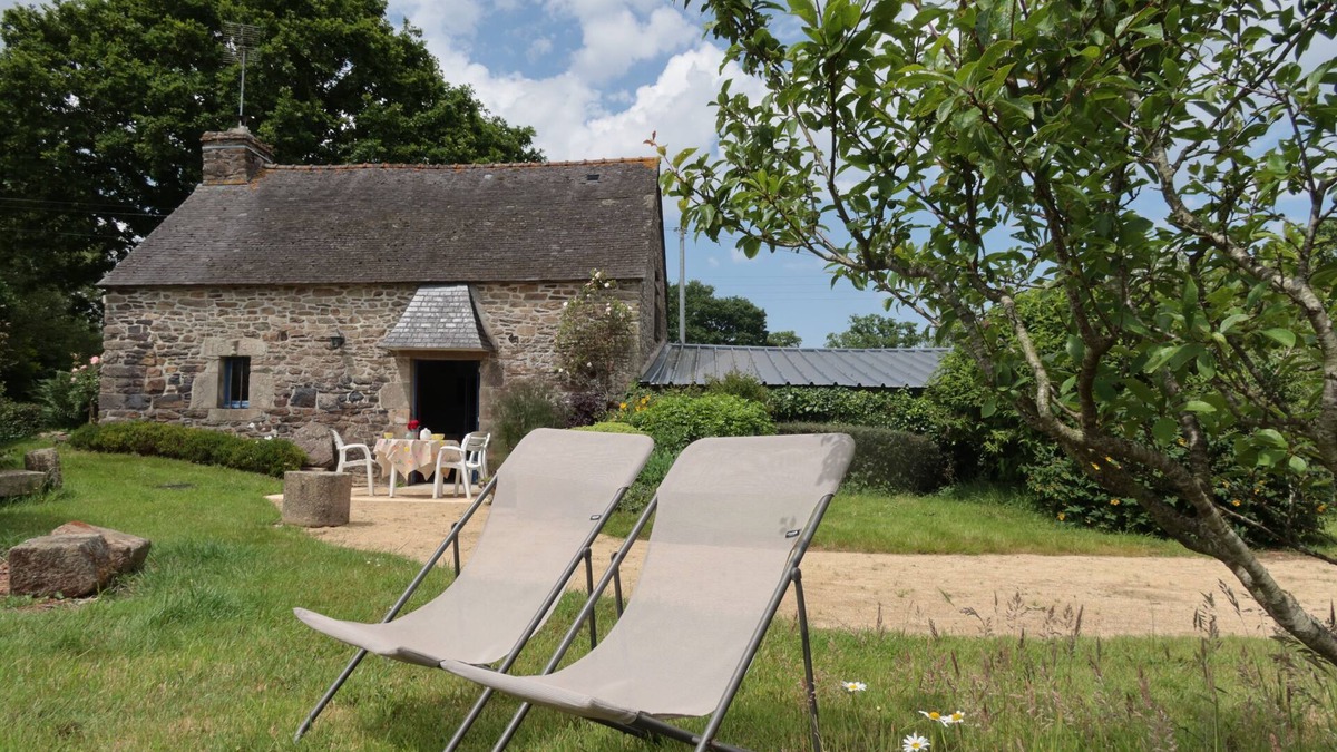 Plouguenast House | original house in the valley of Lié