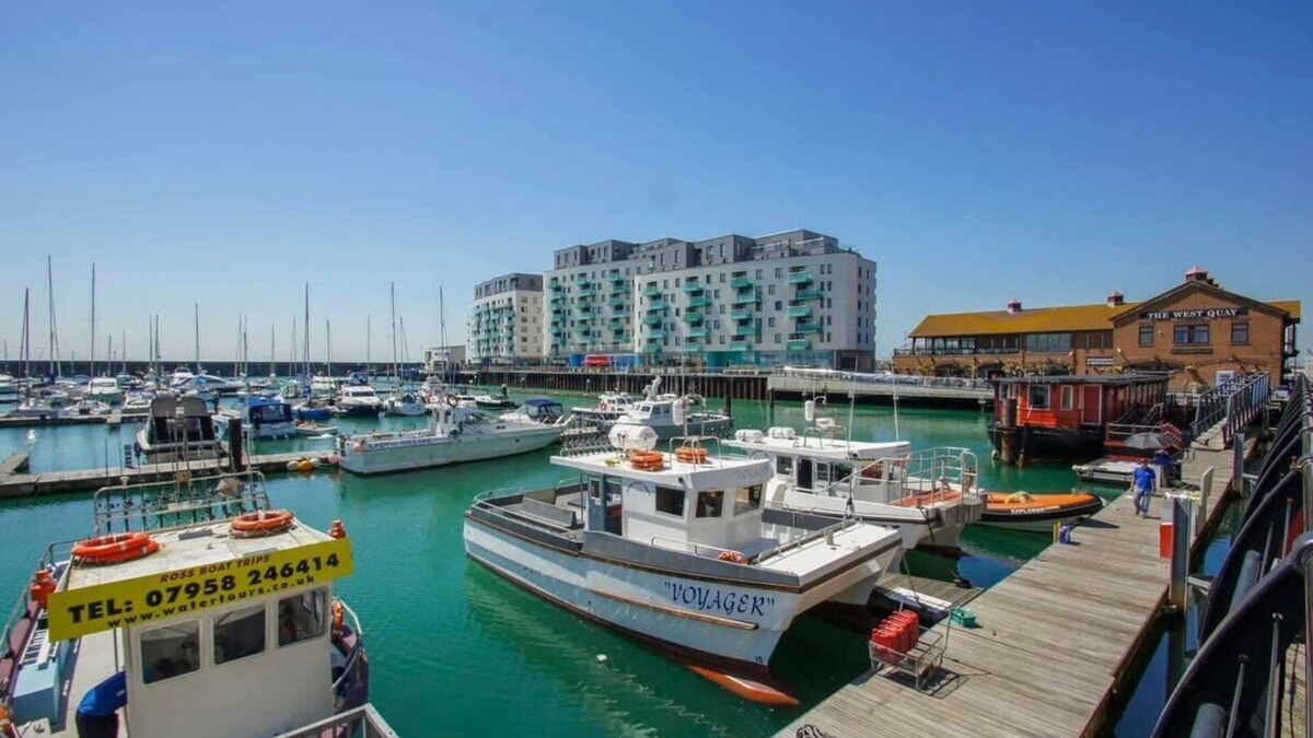 Seafront Apartment | Orion Marina Sea View | by Brighton Holiday Lets