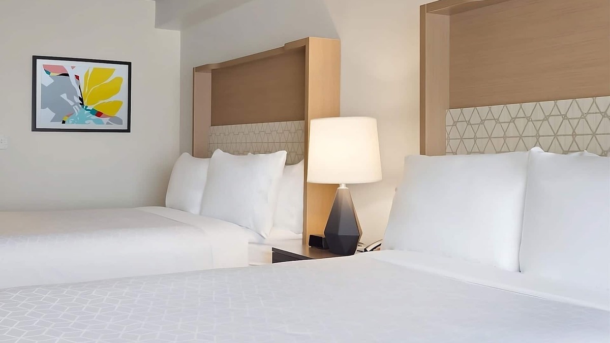 Florida Center Hotel | Orlando Dream Vacation! On-site Pool, Close to Universal Studios Orlando!
