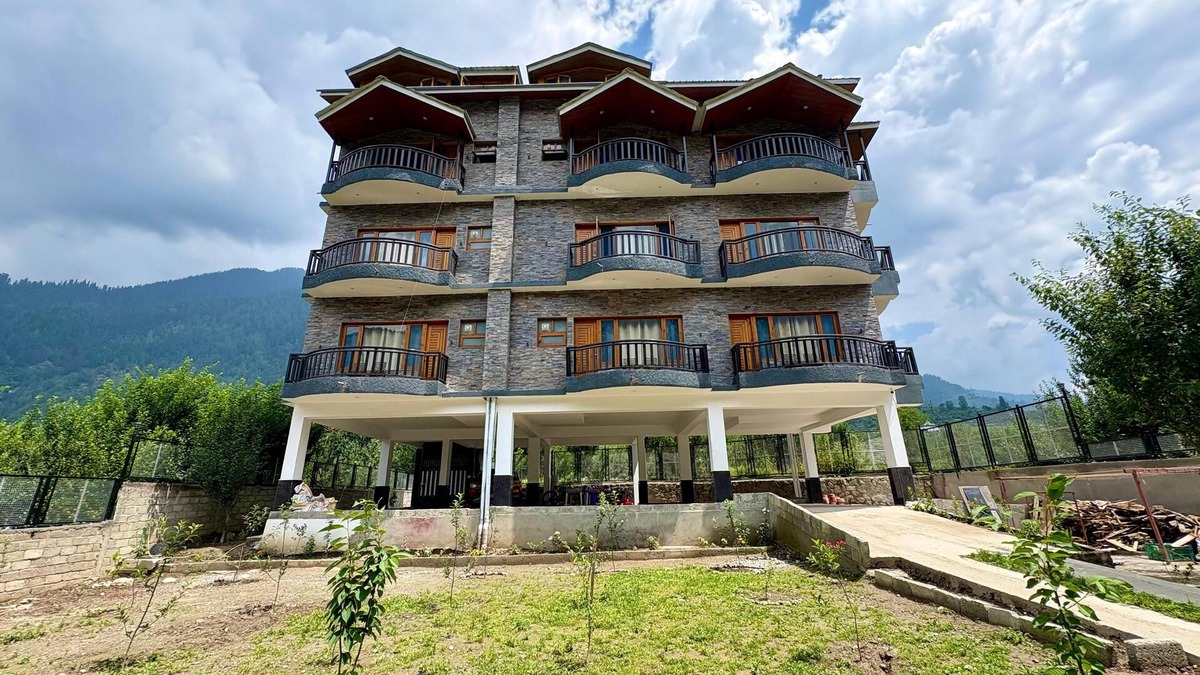 Manali Apartment | Orophile's Retreat: Mountain Views & River Serenity