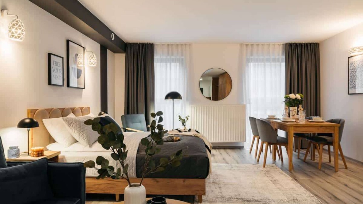 Ursus Apartment | ORSO City Studio with king size bed and sofa